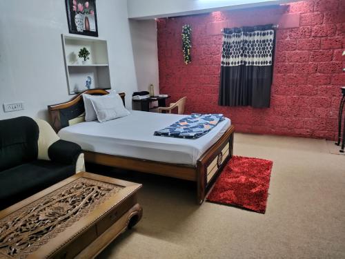 - une chambre avec un grand lit et un canapé dans l'établissement Friendlystay - An Home Stay And Elite, à Chennai