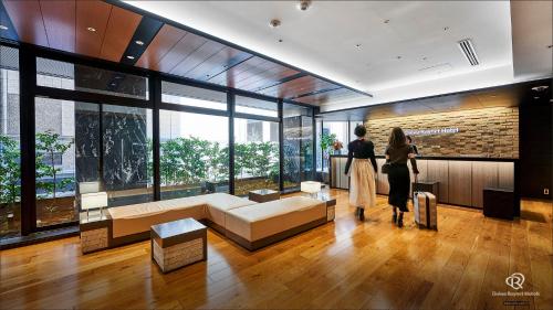 東京にあるダイワロイネットホテル新橋のソファ付きのリビングルームに2名で宿泊できます。