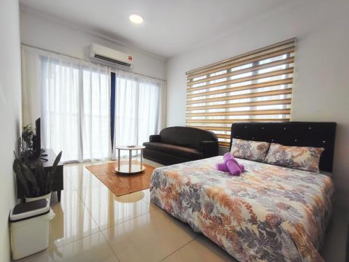 - une chambre avec un lit, une chaise et un canapé dans l'établissement Gem Suites Minimalist 2BR 4beds Entire Apartment, à Kuching