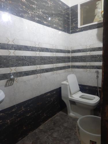 y baño con aseo y lavamanos. en Sita Chalet Manali en Manāli