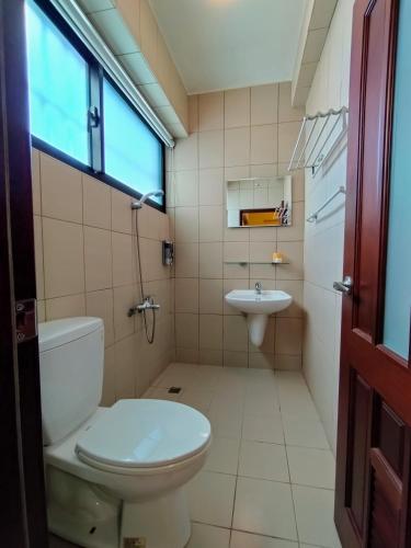 a bathroom with a toilet and a sink at 1986 Travel Hall in Tainan