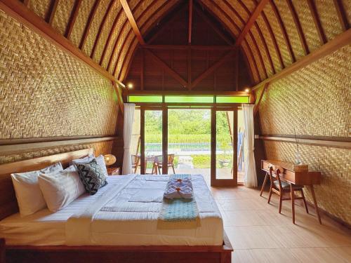 ein Schlafzimmer mit einem Bett in einem Zimmer in der Unterkunft Uma Raos Cottage in Ubud