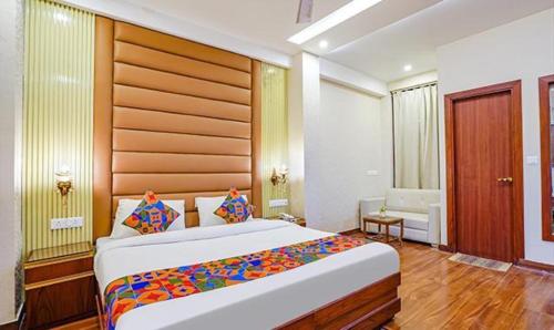 Säng eller sängar i ett rum på FabHotel Prime Noida Sector 63