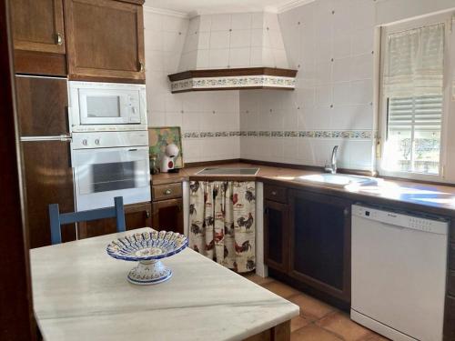 una cocina con una mesa con un tazón. en La Casa de Letri - Alojamiento rural en Lamuño, en Lamuño