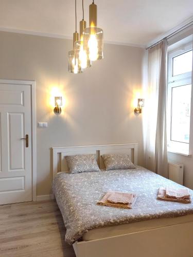 - une chambre avec un lit et 2 serviettes dans l'établissement Żnin City, à Żnin