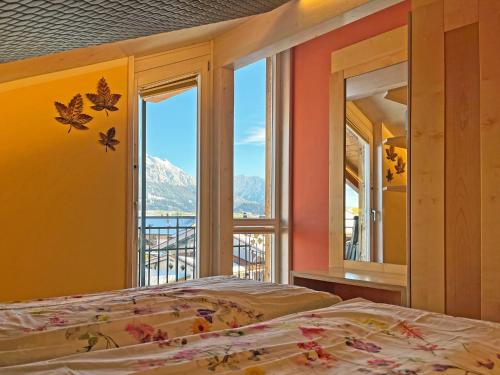 ボルシュターラングにあるFamilienurlaub Haus Bergahornのベッドルーム1室(ベッド1台、景色を望む窓付)