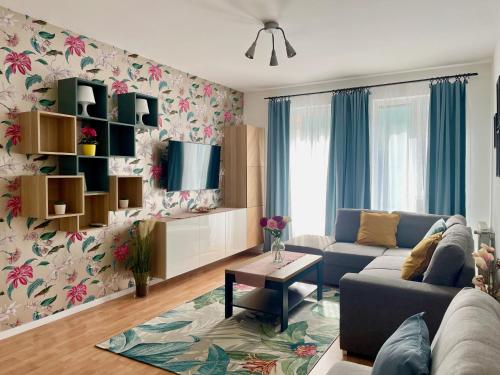 ein Wohnzimmer mit einem Sofa und einem Tisch in der Unterkunft #Klauzál11#Design Apartment #2BDRM in Budapest