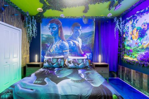 ein Schlafzimmer mit einem großen Gemälde an der Wand in der Unterkunft Thematic house near DisneyGame Room in Kissimmee