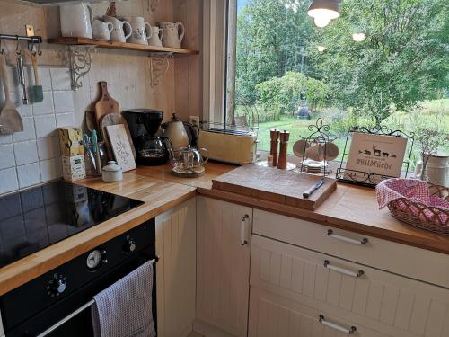 a kitchen with a counter top and a window at Countryhouse Lake Attersee - Traumhaft schöne Lage - Bezauberndes Hideaway in Unterach am Attersee