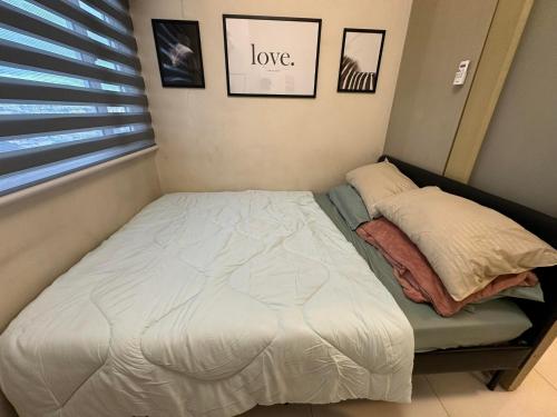 ein kleines Bett in einem Schlafzimmer mit Bettrahmen in der Unterkunft Elane's Staycation -Mezza 2 1 br in Manila