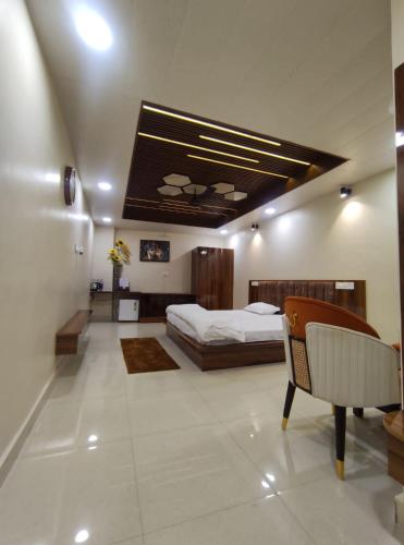 Una cama o camas en una habitación de The Rampal's Ganga Panoramic