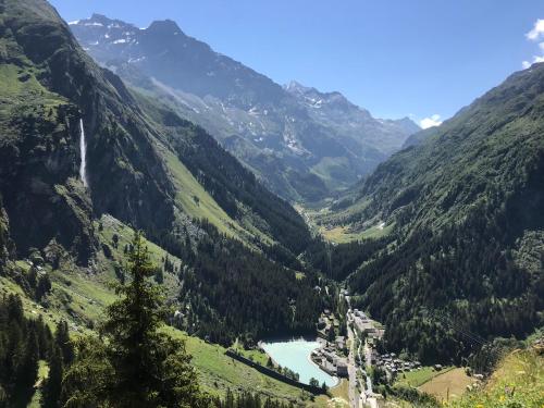 vistas a un valle de montaña con un río en BnB Le Mazot Fionnay, en Fionnay