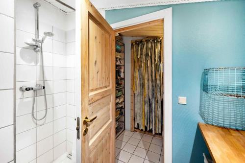 Un baño de Cozy 'Witch's House' With Fjord View