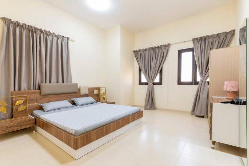 - une chambre avec un lit dans l'établissement Beautiful 1BR Apt with city views at silicon Dubai, à Dubaï
