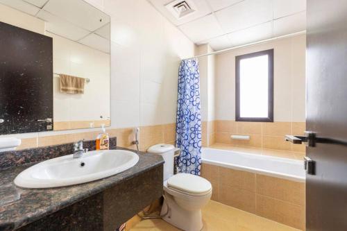 La salle de bains est pourvue d'un lavabo, de toilettes et d'une baignoire. dans l'établissement Beautiful 1BR Apt with city views at silicon Dubai, à Dubaï