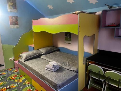 ein Schlafzimmer mit einem Himmelbett in der Unterkunft Casa Ary in Băile Olăneşti