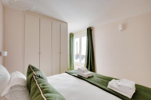une chambre avec un lit avec des serviettes dessus dans l'établissement Pick A Flat's Apartment in Opéra/Grands-Boulevards - Rue de Provence, à Paris