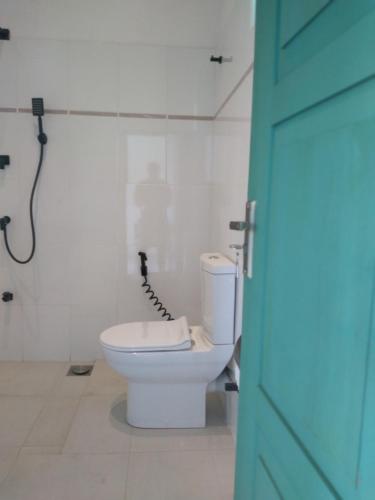 a bathroom with a toilet and a shower at Vimanra Udawalawa in Udawalawe