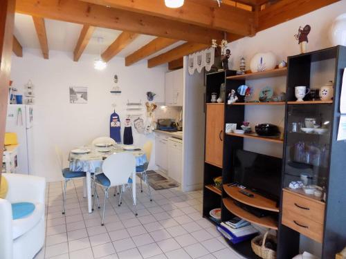 une cuisine avec une table et une salle à manger dans l'établissement Saint Palais sur Mer - COEUR du PLATIN - VILLA en RESIDENCE 5 min PLAGE, à La Palud