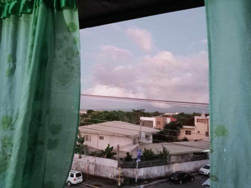 uma vista de uma janela de um parque de estacionamento em QUICKSHAPE FITNESS GYM/QUICKSHIELD HOMESTAY em Naga