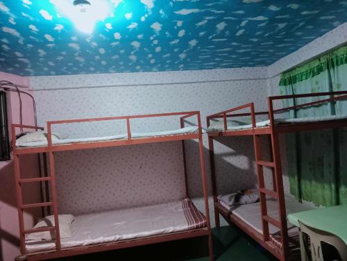 QUICKSHAPE FITNESS GYM/QUICKSHIELD HOMESTAY emeletes ágyai egy szobában