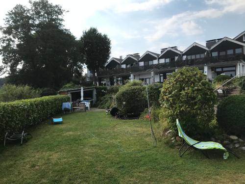 a house with a yard with a lawn sidx sidx sidx at Hafenwohnung in Borgwedel