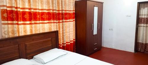 阿努拉德普勒的住宿－Bingu Villa，一间卧室设有床、窗户和窗帘