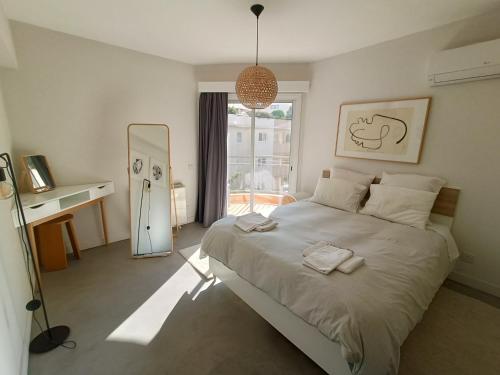 sypialnia z dużym łóżkiem i lustrem w obiekcie Two Bedroom Condo - Just Renovated Great Location w Nikozji