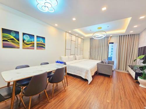 Ein Sitzbereich in der Unterkunft FLC SEA TOWER QUY NHƠN Nhiều hạng phòng cho cặp đôi, gia đình, bạn bè, bồn tắm, hồ bơi có phí