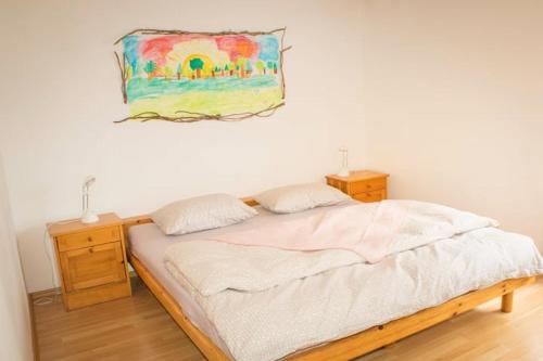 sypialnia z łóżkiem i obrazem na ścianie w obiekcie Böglihuus w mieście Bellelay