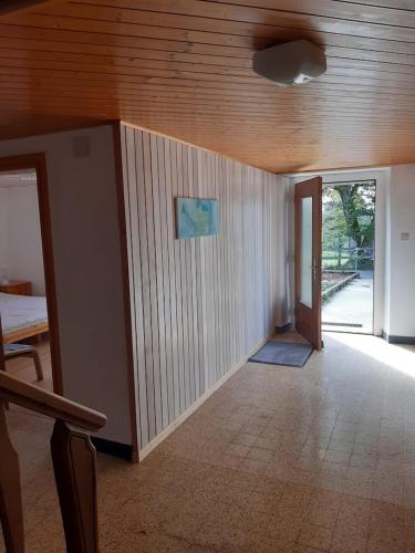 Pokój z drewnianym sufitem i korytarzem w obiekcie Böglihuus w mieście Bellelay