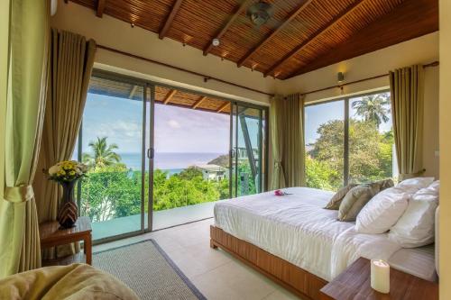 una camera con un letto e una grande finestra di Aspire Villas a Salad Beach