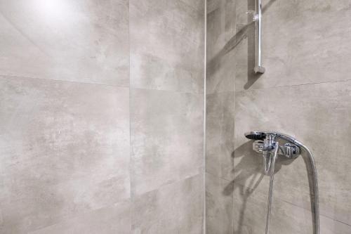 een douche met een douchekop in de badkamer bij Luminous Flat 7 min to Arcadium Mall in Ankara in Ankara