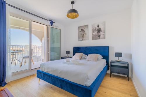 une chambre avec un lit bleu et un balcon dans l'établissement La Porte Bleue - Charmant appt, à Marseille