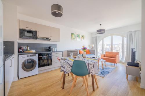 une cuisine et un salon avec une table et des chaises dans l'établissement La Porte Bleue - Charmant appt, à Marseille