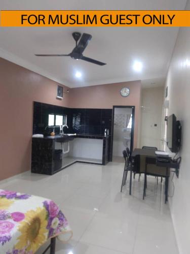 キジャルにあるYasmeen Studio Roomstay Kijal - Room 1 - FOR TWO PERSON ISLAM GUEST ONLYのリビングルーム(ベッド1台付)、ダイニングルーム