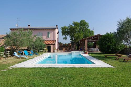 einen Pool im Hof eines Hauses in der Unterkunft Agriturismo La Casa Del Mandorlo in Monzambano