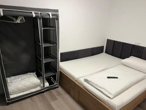 Ce lit se trouve dans un dortoir doté de lits superposés. dans l'établissement STAGE4, à Feldkirch