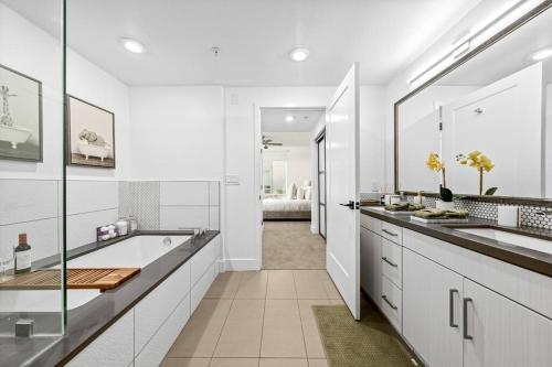 biała łazienka z wanną i umywalką w obiekcie The Luxury Royal Retreat in MDR I Venice I SM w Los Angeles