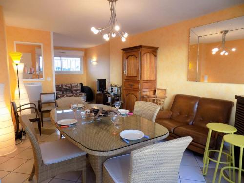 un salon avec une table et un canapé dans l'établissement Royan - PLEINE VUE MER pour cet APPARTEMENT classé 2 étoiles - LES TAMARIS, à Royan