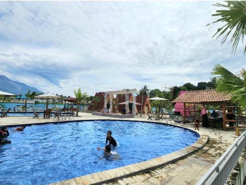 una persona en el agua en una piscina en BnB House Villa Jogja, en Yogyakarta