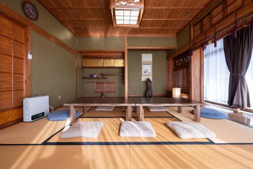 a dining room with a table in a room at 玉島茶室-歴史を感じる和の空間 ペット同伴 バーベキュー可 in Nagao