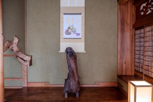 a statue of a dog standing in a room at 玉島茶室-歴史を感じる和の空間 ペット同伴 バーベキュー可 in Nagao