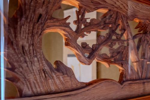 a wooden vase with a tree carved into it at 玉島茶室-歴史を感じる和の空間 ペット同伴 バーベキュー可 in Nagao