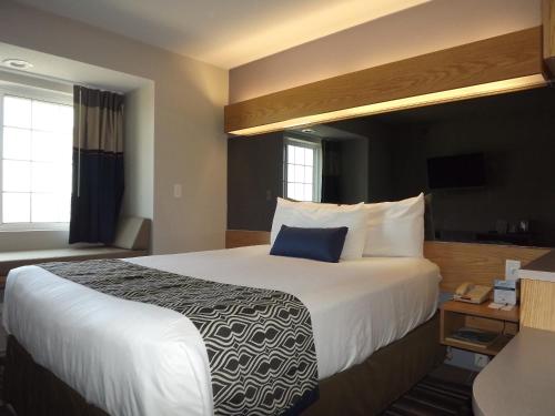 Una cama o camas en una habitación de MICROTEL Inn and Suites - Ames