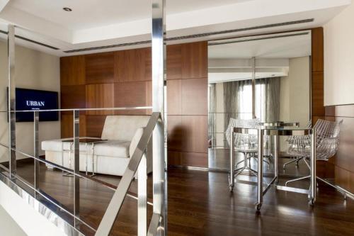 Televisyen dan/atau pusat hiburan di Hotel Urban, a Small Luxury Hotel of the World