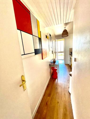 une chambre avec une porte ornée d'une peinture murale dans l'établissement Petit nid d’Amour, terrasse, vue mer, 1ère ligne, à Palavas-les-Flots