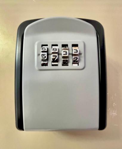 un gros plan d'un interrupteur sur un réfrigérateur dans l'établissement Petit nid d’Amour, terrasse, vue mer, 1ère ligne, à Palavas-les-Flots