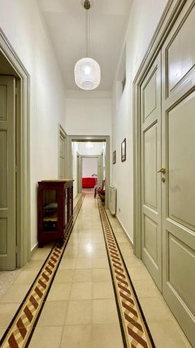 an empty hallway with a door and a tiled floor at Civico 43 in Messina