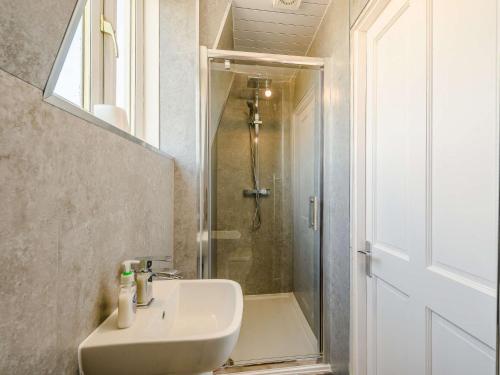 bagno con lavandino e doccia di 8 Bed in Dunoon 87881 a Dunoon